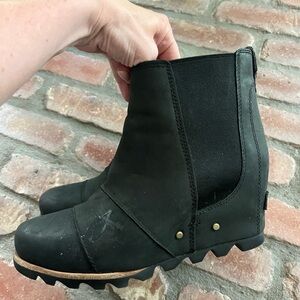 Sorel Black Ankle Boots with Chunky Sole